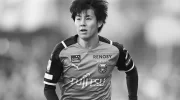 【伝統】ミランのユニフォームに袖を通す本田圭佑 photo 3