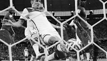 【画像あり】本田圭佑とルーニーの宇宙開発的コーナーキック！？ photo 3